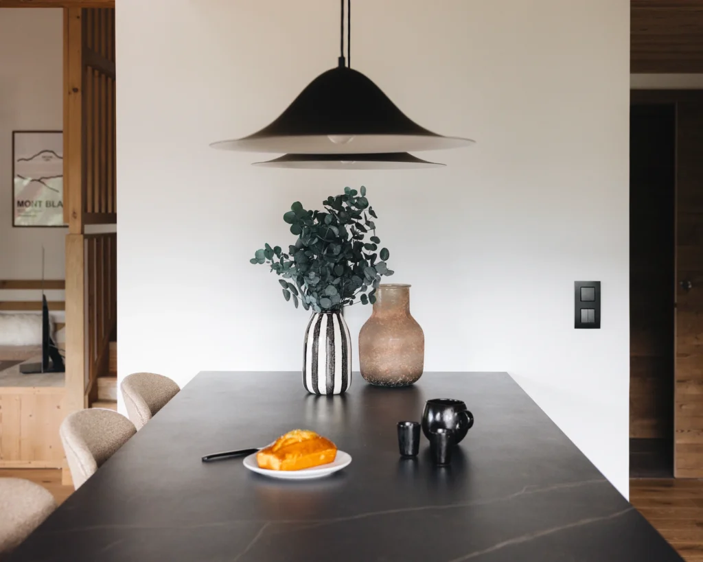 Vase Riviera noir et blanc posé sur une table en marbre dans le projet Au Coin de Megève réalisé par l’architecte d’intérieur InSide Interior Design en Haute-Savoie.