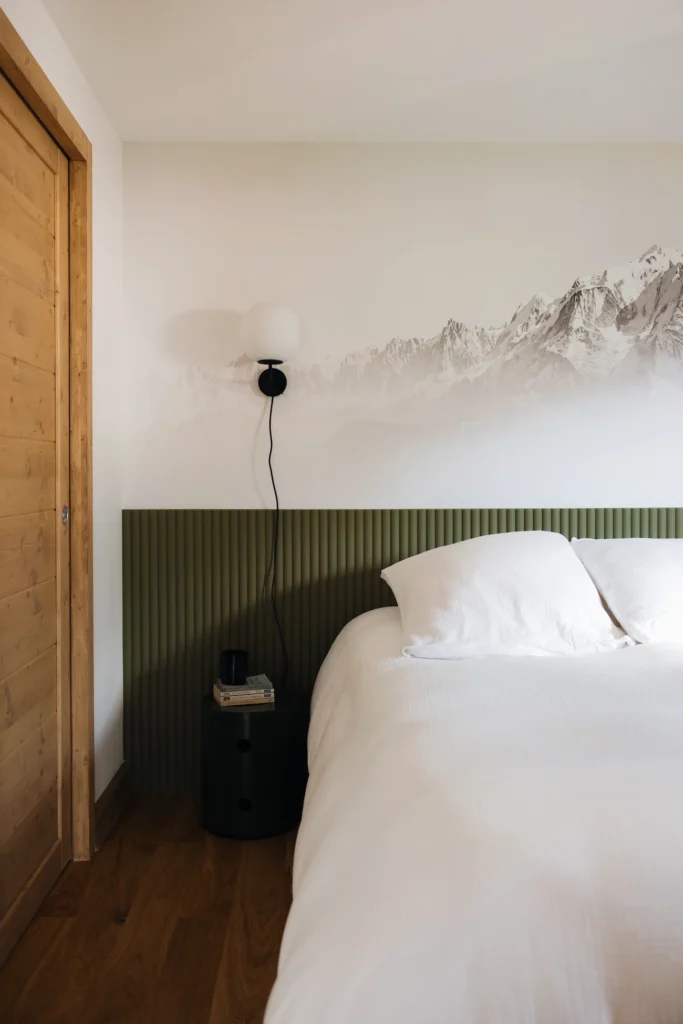 Le Componibili pour Kartell en vert foncé utilisé comme table de nuit dans le projet Tête Rousse réalisé par InSide Interior Design en Haute-Savoie.