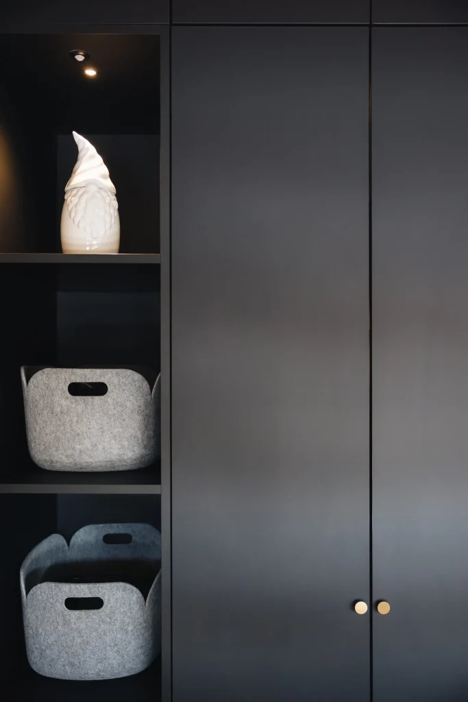 Meuble noir sur-mesure imaginé par Inside Interior Design pour la rénovation d’un bien à la montagne.