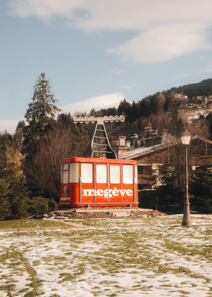 Photo d’une ancienne télécabine de ski rouge de Megève