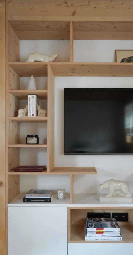 Meuble sur-mesure en bois clair imaginé par Inside Interior Design pour la rénovation d’un appartement de ski