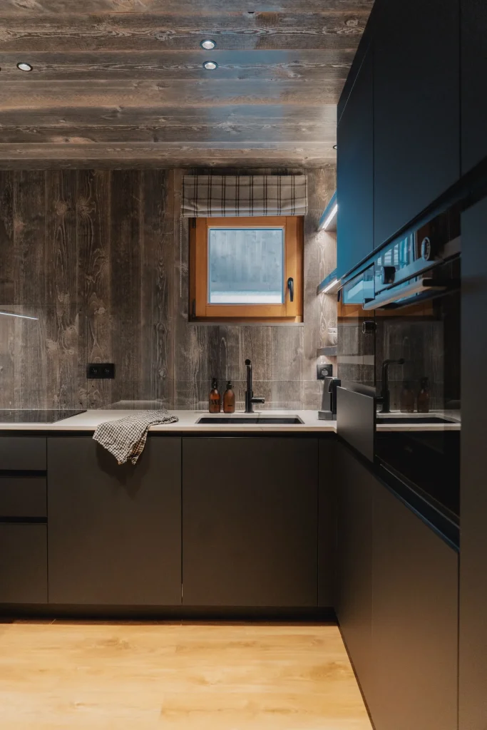 Cuisine noire imaginée par Inside Interior Design pour la rénovation d’un bien à la montagne