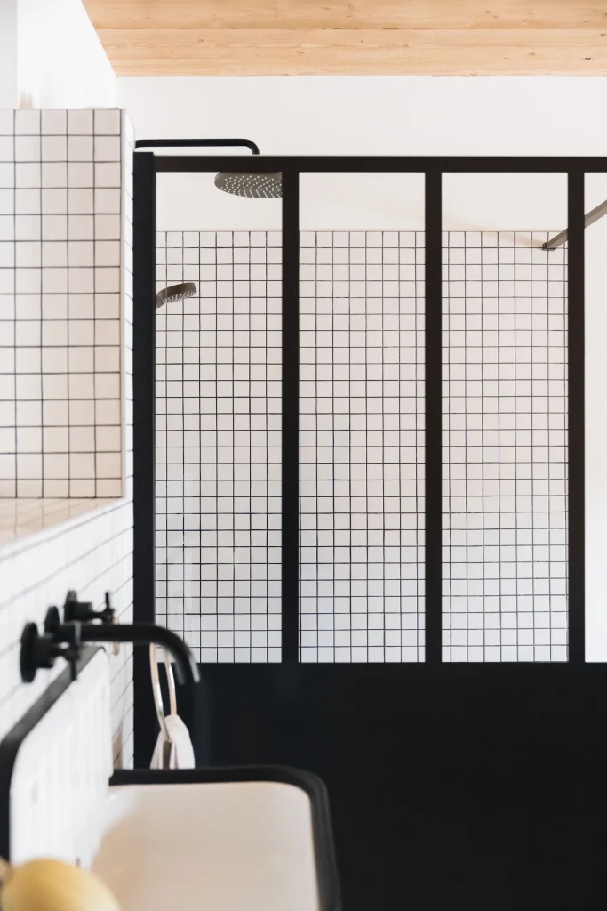 Salle de bains rénovée et imaginée par Insite Interior Design dans un style minimaliste chic pour la rénovation d’un appartement à la montagne