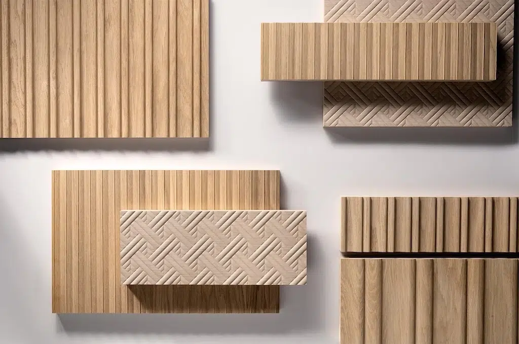 Différents bois à textures et motifs sont mis côte à côte sur un fond blanc.