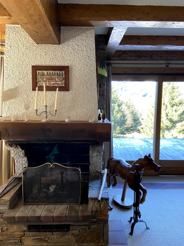 Ancien salon avant rénovation totale de ce chalet de ski à Megève, on voit les anciennes poutres, l’ancienne disposition et les espaces très lumineux.