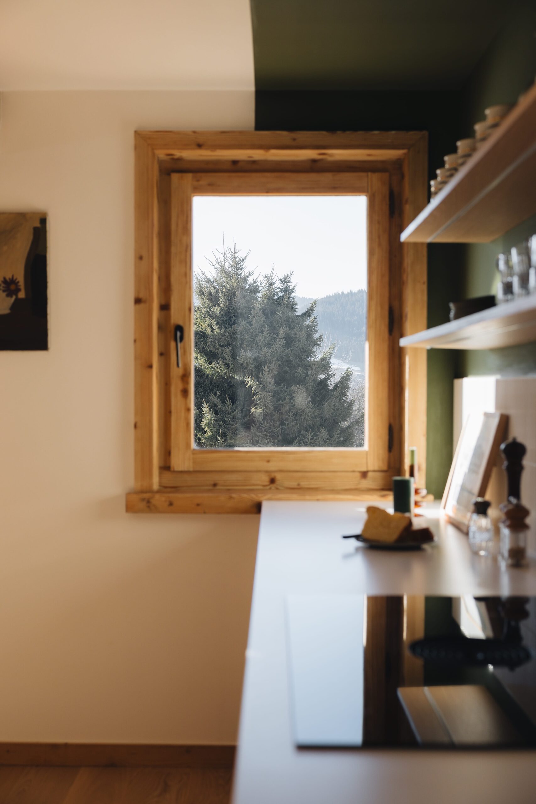 Rénovation d’un appartement de ski à Megève dans un style montagne chic. Vue sur les cimes de la cuisine.