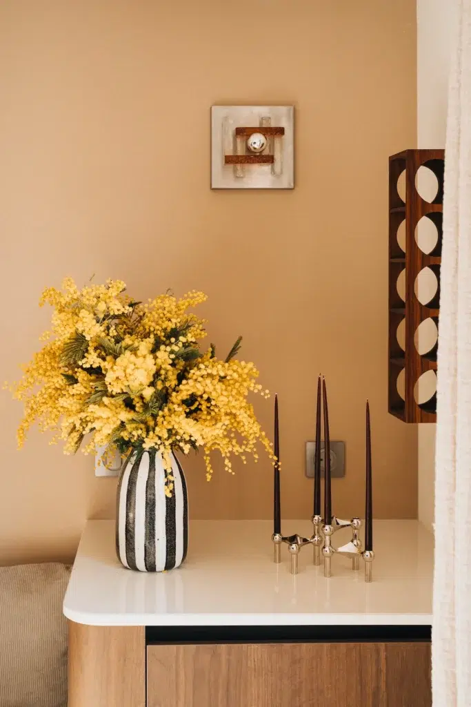 Le bougeoir Stoff Nagel posé à droite d’un vase Riviera dans un projet mid-century modern réalisé par InSide Interior Design, agence d’architecture en Haute-Savoie.