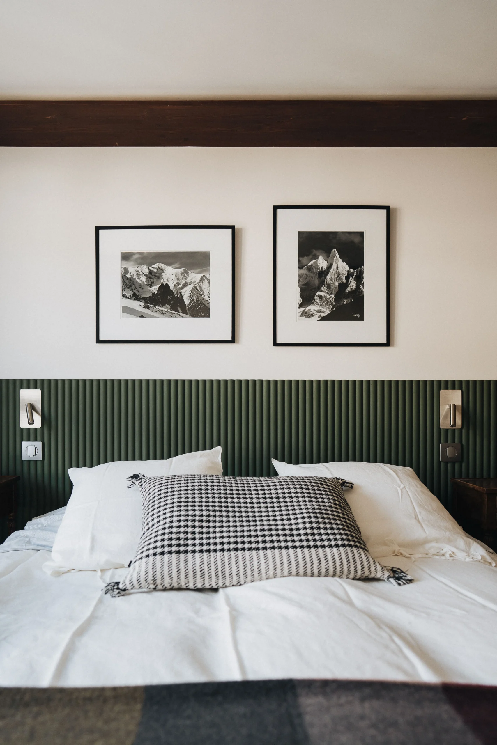 Chambre rénovée avec tête de lit verte cannelée et photographies de montagne, Megève
