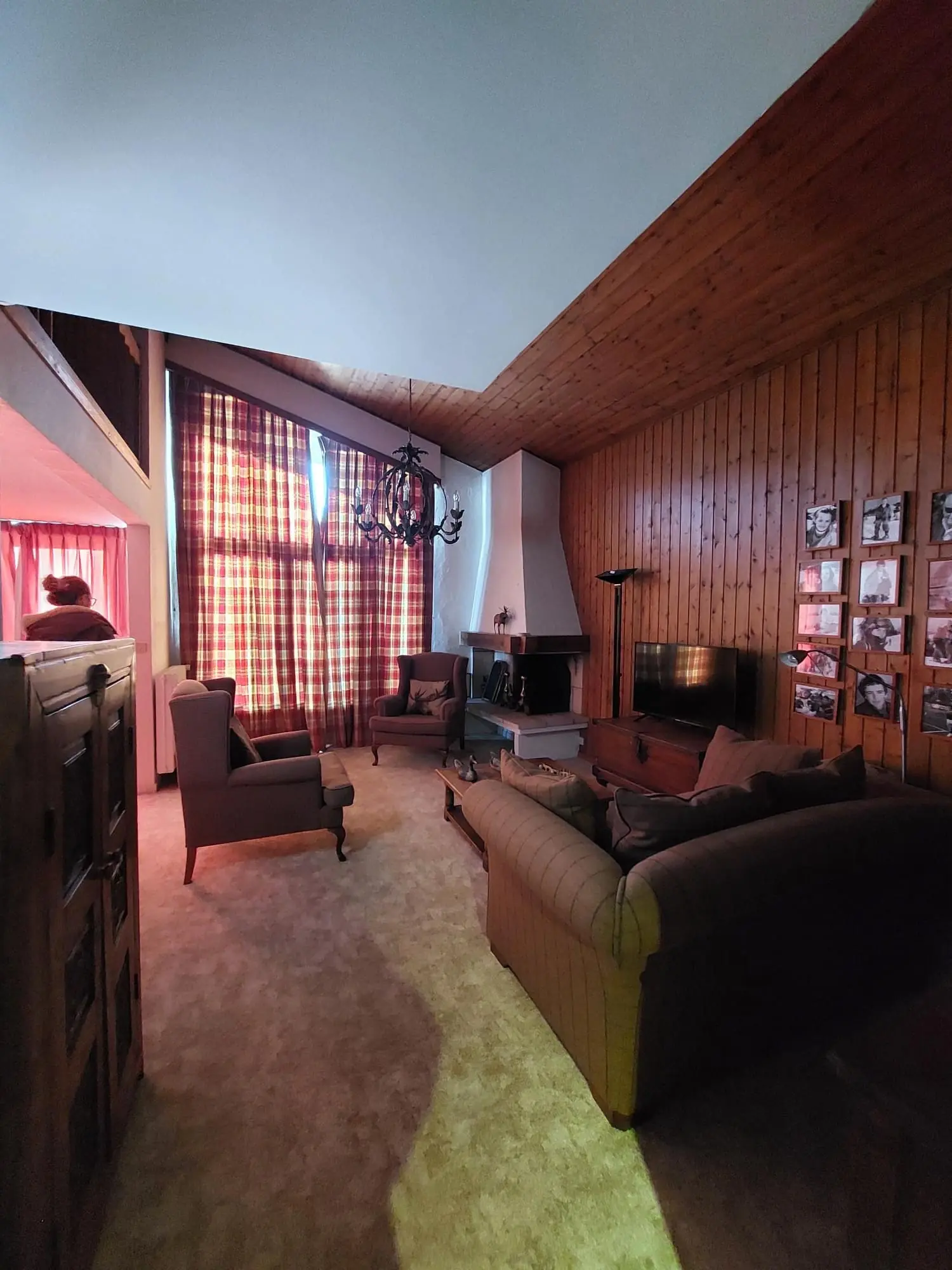 Salon de chalet style rustique avant rénovation, lambris bois et cheminée, Megève