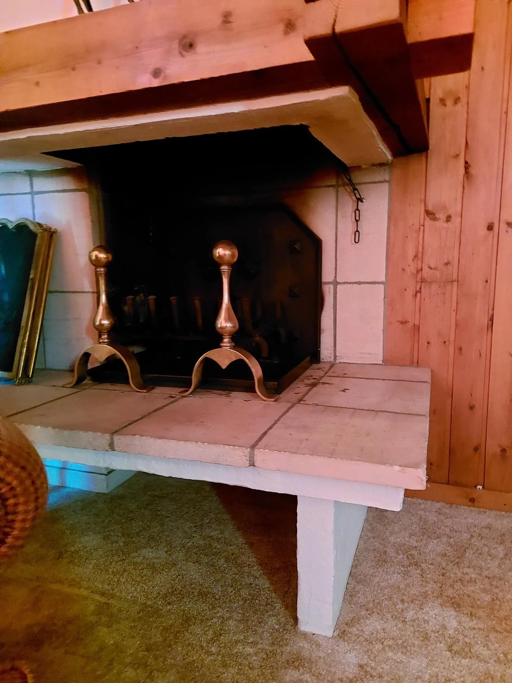 Salon avec cheminée en pierre blanche avant travaux, chalet à Megève