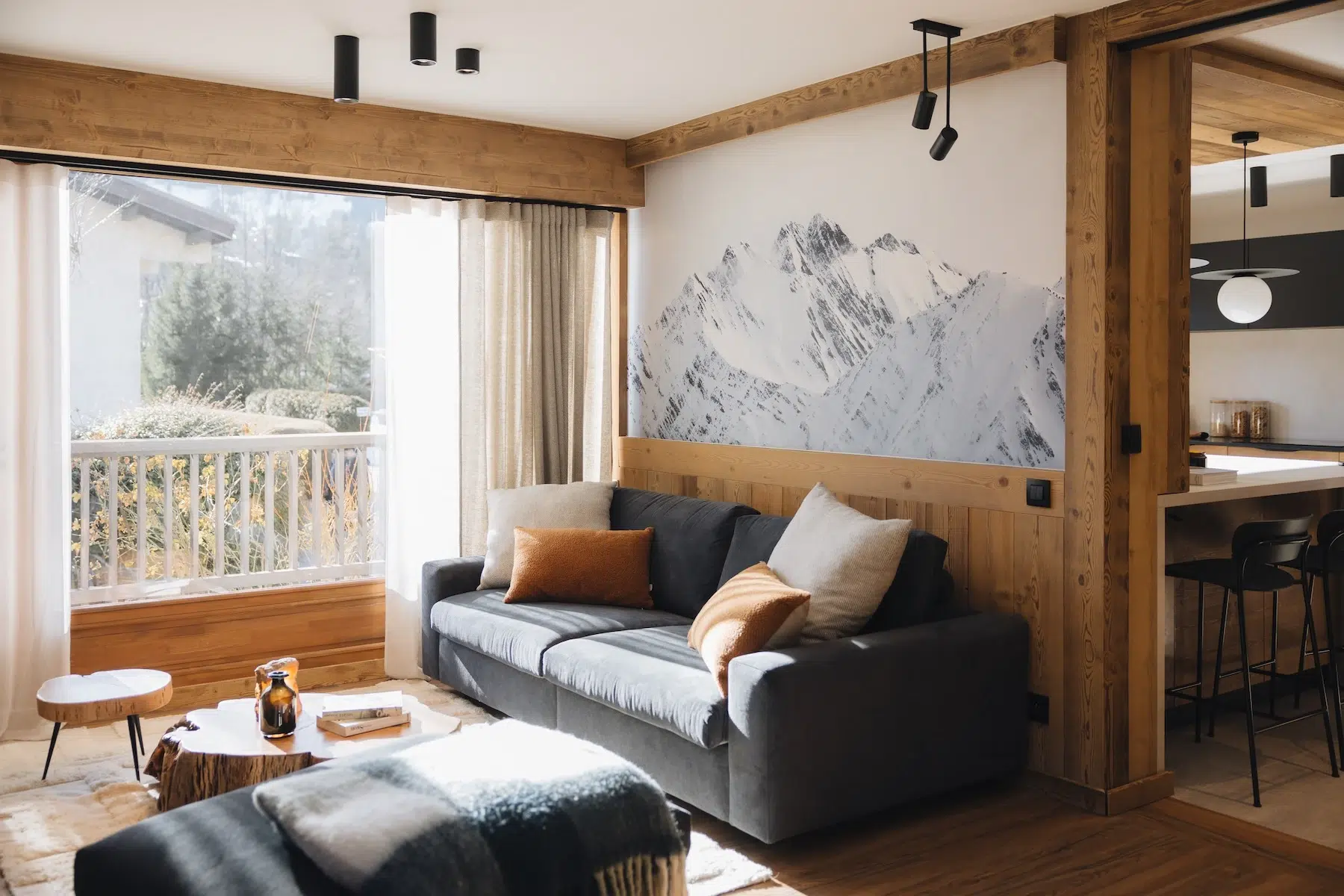 Photo d’un salon chaleureux style montagnard avec différents types d’éclairages dans le style du chalet de montage pensé par InSide Interior Design en Haute-Savoie